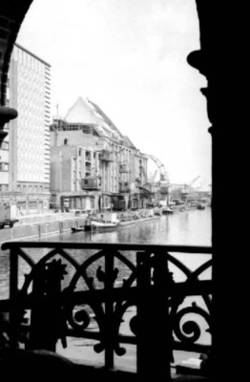 Bick von der Oberbaumbrücke auf Speichergebäude am Osthafen