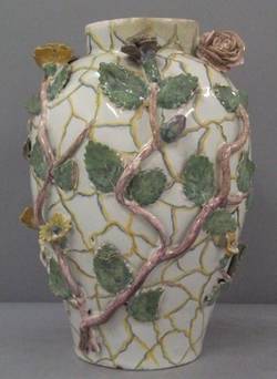 Vase, plastischer Blumenschmuck;
