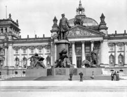 Königsplatz mit Reichstagsgebäude und Bismarck-Denkmal