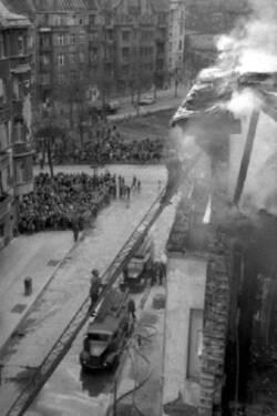 Propangasexplosion in Berlin-Charlottenburg. Feuerwehrleute auf einer Drehleiter am Brandherd