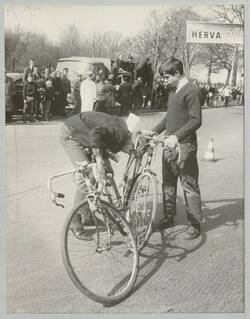 o.T., Fahrradpanne(?) beim "Radrennen für Jedermann"