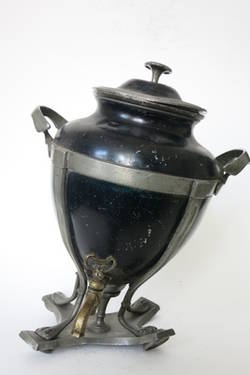 Zinn-Samovar, schwarz lackiert, in Urnenform auf Gestell mit vier Klauenfüßen