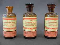 Drei Flaschen Narkose-Chloroform aus der St. Rupertus-Apotheke Kreuzberg