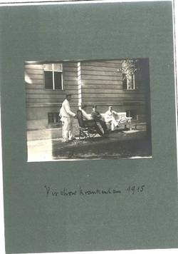 Virchowkrankenhaus. Fünf Männer in Uniform, einer im Rollstuhl, Krankenbesuch bei Friedrich Nagel (?)