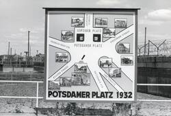 Potsdamer Platz. Westseite, am Lenné-Dreieck, mit Berliner Mauer mit Plakat zur Bebauung im Jahr 1932