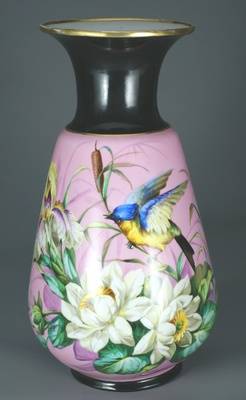 Vase, Vogel über Wasserblüten