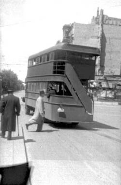 Doppeldeckerbus im Straßenverkehr