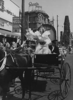 Rosenmontagszug 1952. Kurfürstendamm. Prinzessin im Wagen