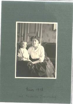 Bildnis Charlotte von Winterfeld (1891-1945), mit Kleinkind (Friederike Brandenburg)