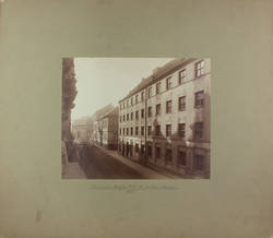 Alexanderstraße 10-13, im Hintergrund die Kaserne des Füsilier-Batallions des Kaiser Fzanz Grenadier Regiments (Nr. 10-11)