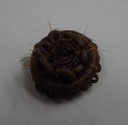 Kleine Brosche in Blütenform aus Haaren
