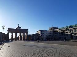 Brandenburger Tor und menschenleerer Pariser Platz