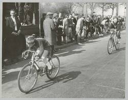 o.T., Junge überfährt Ziellinie beim "Radrennen für Jedermann"