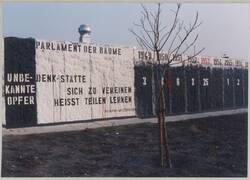 "Parlament der Bäume / Nähe Reichstag Berlin (Unbekannte Opfer der Mauer)"
