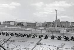 Potsdamer Platz mit Blick zum Leipziger Platz über die Grenzanlagen (Panorama 3)