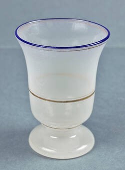 Kelchglas aus Alabasterglas mit blauem Lippenrand 