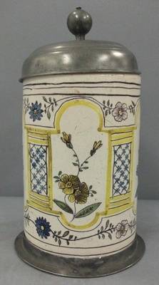 Walzenkrug mit Zinndeckel, Pilaster und floraler Dekor