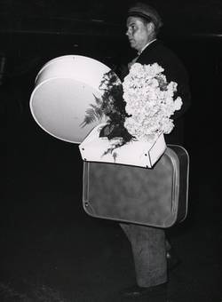 Kofferträger bei der Ankunft von Marlene Dietrich
