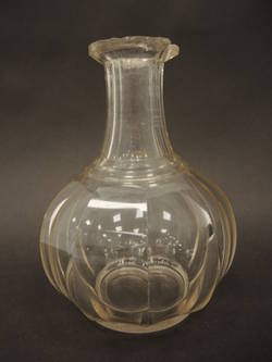 Vase mit kugelförmigem geschliffenen Bauch und schmalem Hals;