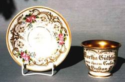 Tasse mit Unterschale, Goldranken und Blumendekor;