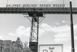 Potsdamer Platz, Westseite, Gerüst mit Laufschrift "Die Freie Berliner Presse meldet" und West-Propagandaplakat