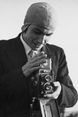 Herbert Maschke mit Motorradkappe und Kamera