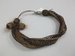 Armband aus Haaren mit Medaillon auf dem Verschluss;
