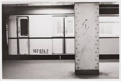 U-Bahnwagen auf einem Bahnsteig