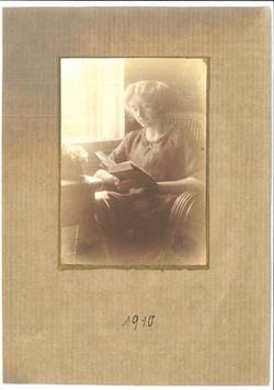 Bildnis Charlotte von Winterfeld (1891-1945), lesend am Fenster sitzend