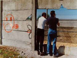 Zwei Männer an der Berliner Mauer