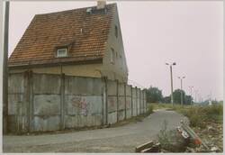 "Haus im Grenzgebiet, nähe Teltow / b. Berlin. Mauer mit Stacheldraht, beleuchtete Kontrollstraße für die Grenzer, Wachtürme"