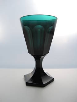 Kelchglas: dunkelgrün, facettiert