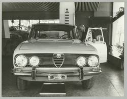 "Alfa Romeo stellte heute am Kurfürstendamm seine neuen Modelle vor"