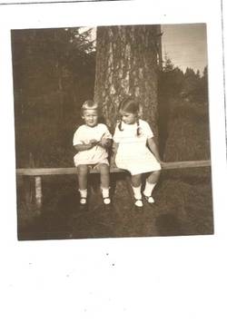 Doppelbildnis, Mädchen und Junge auf Bank in Landschaft nache dem Landhaus der Familie Nagel "Brunnenwiese"