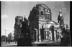 Der zerstörte Berliner Dom , im Vordergrund die Rossebändiger auf der Schlossterrasse