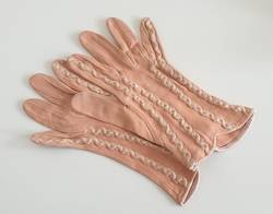 Drei Paar Damenhandschuhe