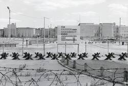 Potsdamer Platz, Blick nach Ost zur Leipziger Straße mit DDR-Propagandaplakat (Panorama 4)