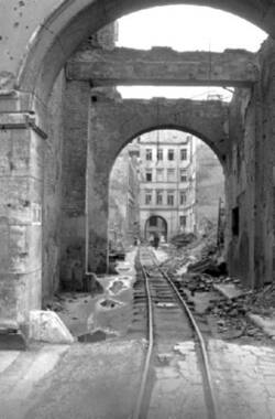 Gleise einer Trümmerbahn verlaufen auch unterhalb der Schwibbögen der Deutschen Bank