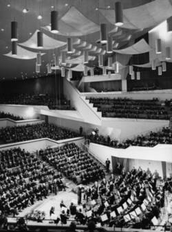 Neue Philharmonie Berlin, es dirigiert Herbert von Karajan