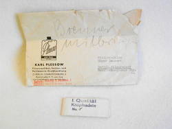 Briefumschlag mit Knüpfnadel der Firma Karl Plessow