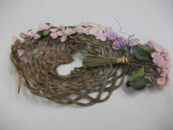 Korb aus Haar mit künstlichem Blütenschmuck