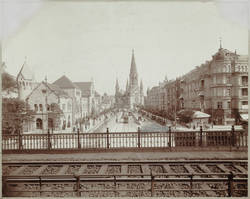 Blick von der Stadtbahn entlang der Hardenbergstraße zur Kaiser-Wilhelm-Gedächtniskirche