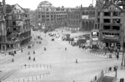 Blick über den Potsdamer Platz. Im Hintergrund die Ruine des Haus Vaterland, rechts die des Pschorr-Hauses 