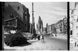 Tauentzienstraße mit Blick auf die zerstörte Kaiser-Wilhelm-Gedächtniskirche, von der Ecke Nrnberger Straße aus; Charlottenburg, britischer Sektor