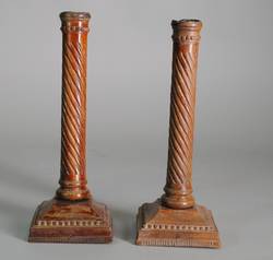 Zwei Säulenschaftleuchter aus Holz