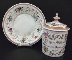 Bouillon-Tasse mit Deckel und Unterschale, Widmung und floraler Dekor