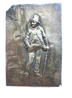 Viereckige Platte mit einer männlichen Relieffigur;