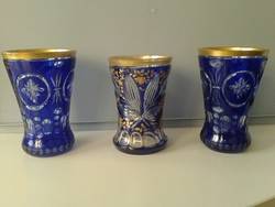 Drei böhmische Gläser in blau, teilweise vergoldet, 20. Jahrhundert;