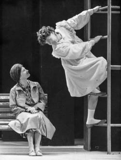 Szene mit Uta Hallant als Betty und Friedhelm Ptok als Cathy in "Der siebte Himmel" von Caryl Churchill