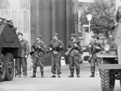 Grenzsicherung durch Kampfgruppen am Brandenburger Tor